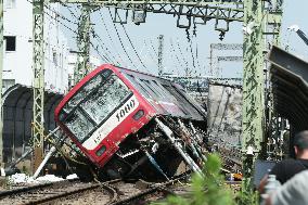Keihin Electric Express Railway Keikyu Line truck collision site (Keikyu derailment)_2 (4).jpg